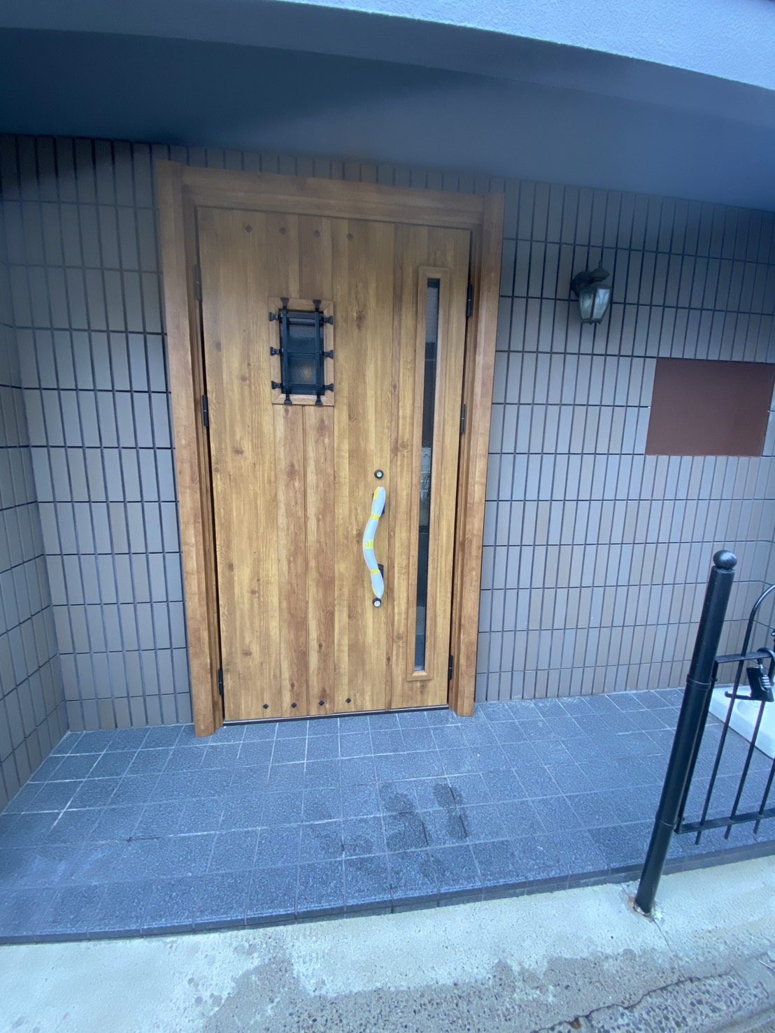 木目の玄関ドアに替えた外まわり